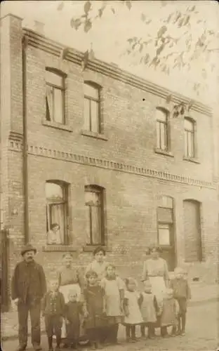 Foto Ak Helbra in Sachsen Anhalt, Anwohner vor einem Wohnhaus, Kinder