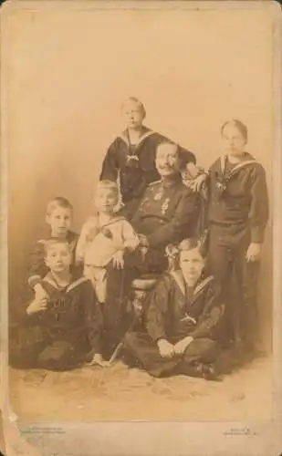 Kabinett Foto Kaiser Wilhelm II. im Kreise seiner Söhne