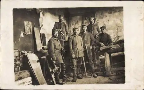 Foto Ak Deutsche Soldaten in Uniformen in einem Gebäude