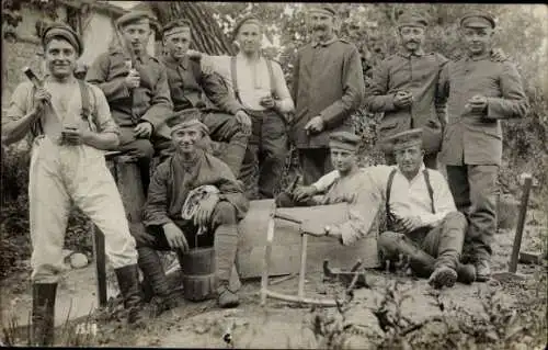 Foto Ak Deutsche Soldaten in Uniformen, Gruppenaufnahme, I WK