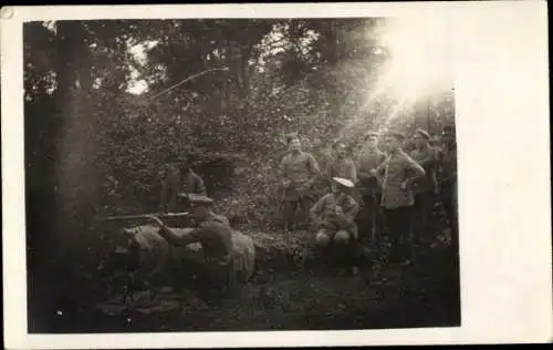 Foto Ak Deutsche Soldaten in Uniformen, Schießübung