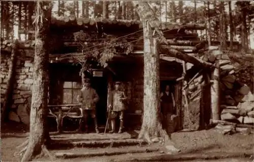 Foto Ak Deutsche Soldaten in Uniformen vor einem Unterstand, I WK