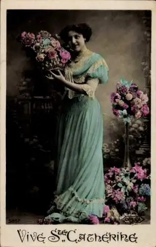 Ak Sankt Katharina, Frau in Blauem Kleid, Blumen