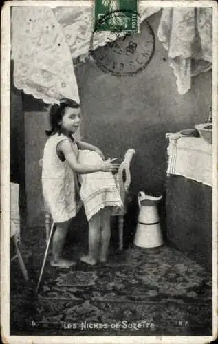 Ak Mädchen bestraft seine jüngere Schwester, Wohnstube, Wäschen