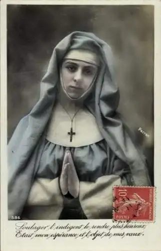 Ak Betende Nonne in Habit, Portrait, Kreuz