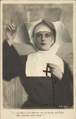 Ak Betende Nonne in Habit, Portrait, Kreuz