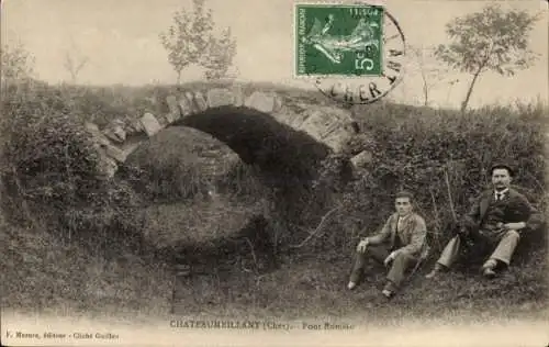 Ak Chateaumeillant Cher, Pont Romain,  zwei Männer im Gras