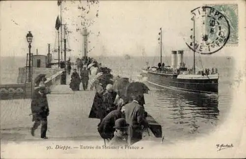 Ak Dieppe Seine Maritime, Einfahrt des Dampfers France, Zuschauer