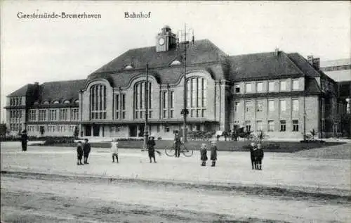 Ak Geestemünde Bremerhaven,  Bahnhof, Straßenseite, Kinder