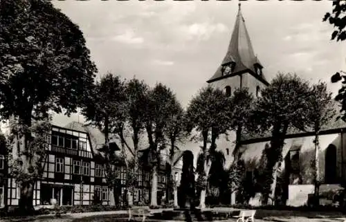 Ak Dissen am Teutoburger Wald, Kirchplatz, Kirche, Fachwerkhäuser