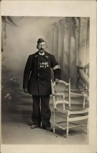 Foto Ak Französischer Kriegsveteran in Uniform, Sanitäter, Standportrait, Orden