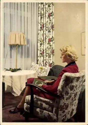 Ak Besinnliche Stunden, Reklame, Indanthren, Frau auf einem Sessel