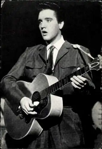 Ak Sänger und Schauspieler Elvis Presley, Portrait, Gitarre