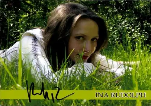 Ak Schauspielerin Ina Rudolpf, Portrait, Autogramm, liegt im Gras