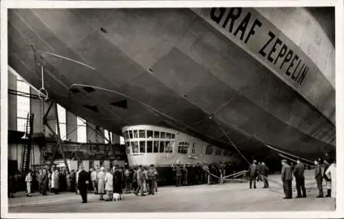 Ak Luftschiff LZ 127 Graf Zeppelin startbereit in der Luftschiffhalle, Besichtigung, Gondel