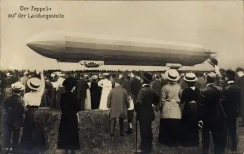 Ak Zeppelin Luftschiff Typ LZ 4 auf der Landungsstelle, Schaulustige am Boden