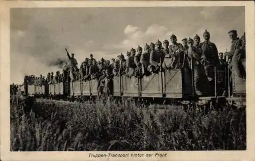 Ak Deutsche Soldaten, Truppentransport hinter der Front, offene Eisenbahnwaggons, Feldbahn, 1. WK