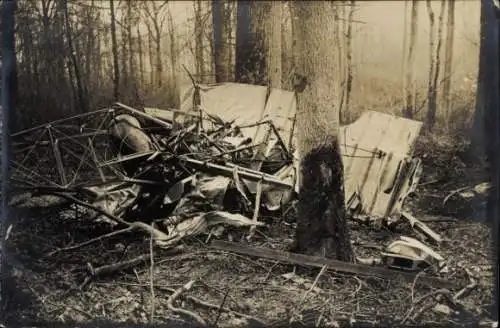 Foto Ak Verkehrsunfall, Flugzeug-Überreste im Wald