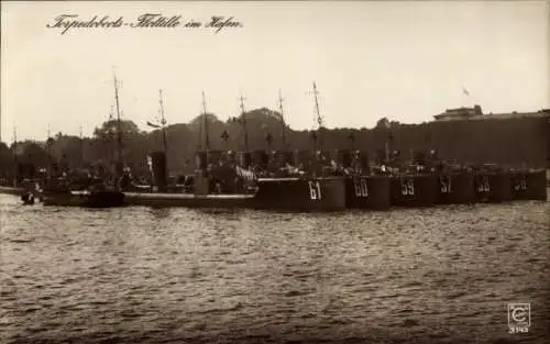 Ak Deutsche Kriegsschiffe, Torpedobootsflottille im Hafen, 61, 60, 59, 57, 58, 56, Kaiserl. Marine
