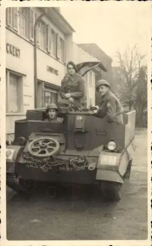 Foto Soldaten in Uniformen, Panzer, Straße