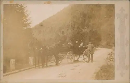 Kabinett Foto Männer und Frauen auf einer Kutsche