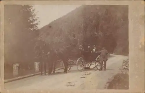 Foto Männer und Frauen auf einer Kutsche