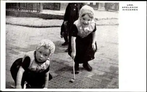 Ak Urk Flevoland Niederlande, Spielende Kinder, Niederländische Volkstracht