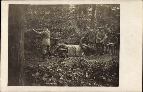 Foto Ak Deutsche Soldaten in Uniformen, Schießübung