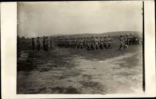 Foto Ak Deutsche Soldaten in Uniformen auf dem Marsch, I WK