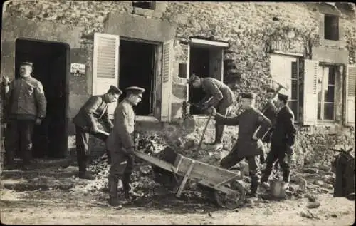 Foto Ak Deutsche Soldaten in Uniformen mit Schubkarre vor einem Haus, I WK