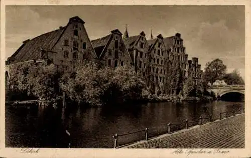 Ak Hansestadt Lübeck, Alte Salzspeicher, Trave