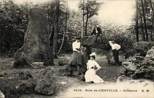 Ak Chaville Hauts de Seine, Dolmen im Wald, Frauen, Männer