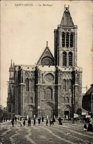 Ak Saint Denis CPA 93, La Basilique et des Personnes