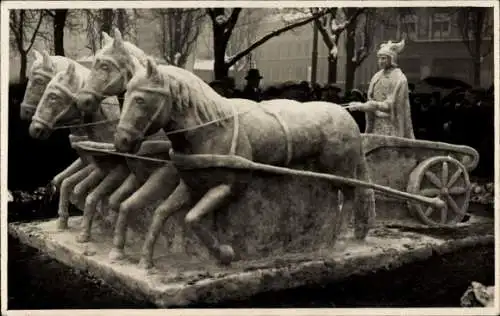 Foto Ak München, Eisskulptur, Römerwagen mit 4 Pferden, 1933