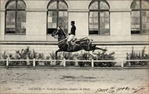 Ak Saumur Maine et Loire, Kavallerieschule, Free Jumper