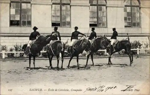 Ak Saumur Maine et Loire, Kavallerieschule, Croupades