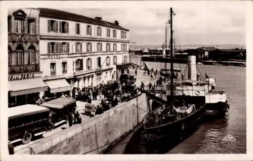 Ak Honfleur-Calvados, Café de Paris und Le Hâvre-Boot