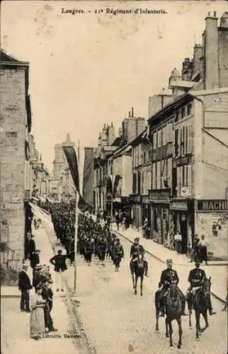 Ak Langres Haute Marne, Infanterie Regiment marschierte die Straße entlang