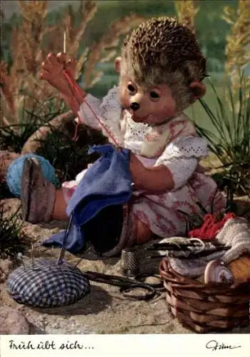 Ak Mecki der Igel, Früh übt sich, Igelmädchen beim Nähen