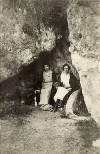 Foto Ak Zwei Frauen in einer Grotte, Feuerbach