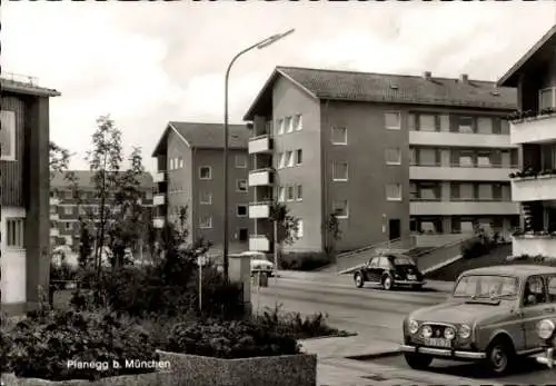 Ak Planegg Oberbayern, Straßenpartie mit Wohnblöcken und Autos