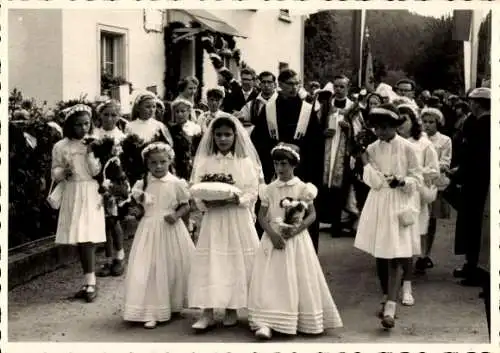 Foto Ak Bermatingen Bodenseekreis Baden, Kinder in weißen Kleidern, Priester-Primiz ca. 1958