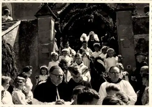 Foto Ak Bermatingen Bodenseekreis Baden, Kinder in weißen Kleidern, Priester-Primiz ca. 1958