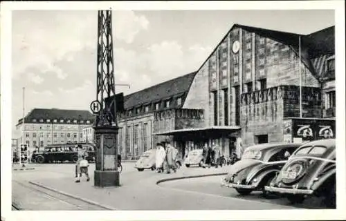 Ak Karlsruhe in Baden Württemberg, Hauptbahnhof, Außenansicht, Vordereingang, Autos, Fußgänger