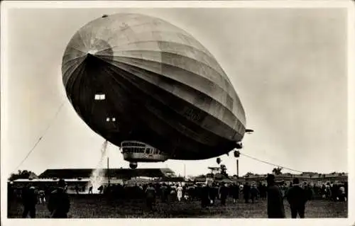 Ak LZ 127 Graf Zeppelin, Bei der Landung, Das Luftschiff lässt Wasserballast ab