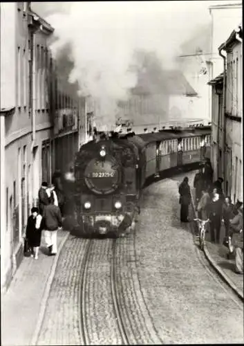 Ak Bad Doberan im Kreis Rostock, Bäderbahn Molli durchfährt Straße, Dampflokomotive 99 2321 0