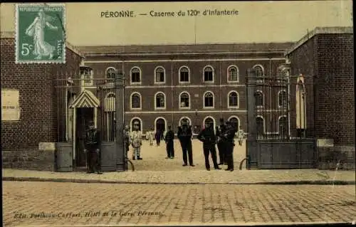 Ak Péronne Somme, Caserne du 120 d'Infanterie, Französische Soldaten