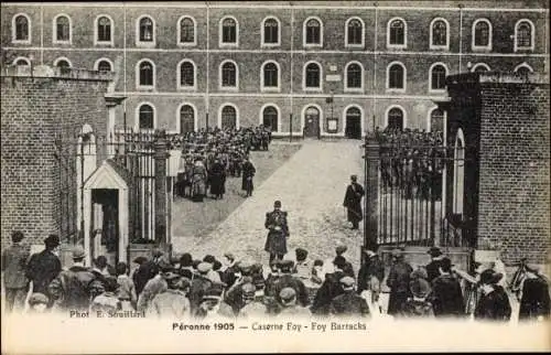 Ak Péronne Somme, Caserne Foy, Foy Barracks, Französische Soldaten