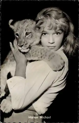 Ak Schauspielerin Marion Michael, Portrait mit Löwenbaby