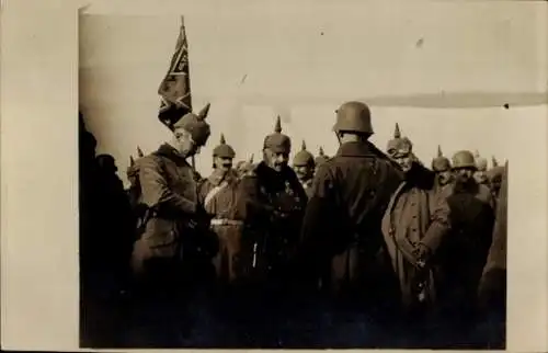 Foto Deutsche Soldaten in Uniformen, Kaiser Wilhelm II. Mackensen ?, I WK